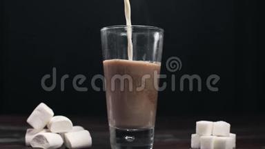 在热可可饮料中加入牛奶，用牛奶和棉花糖制成热可可，分离出一杯可可